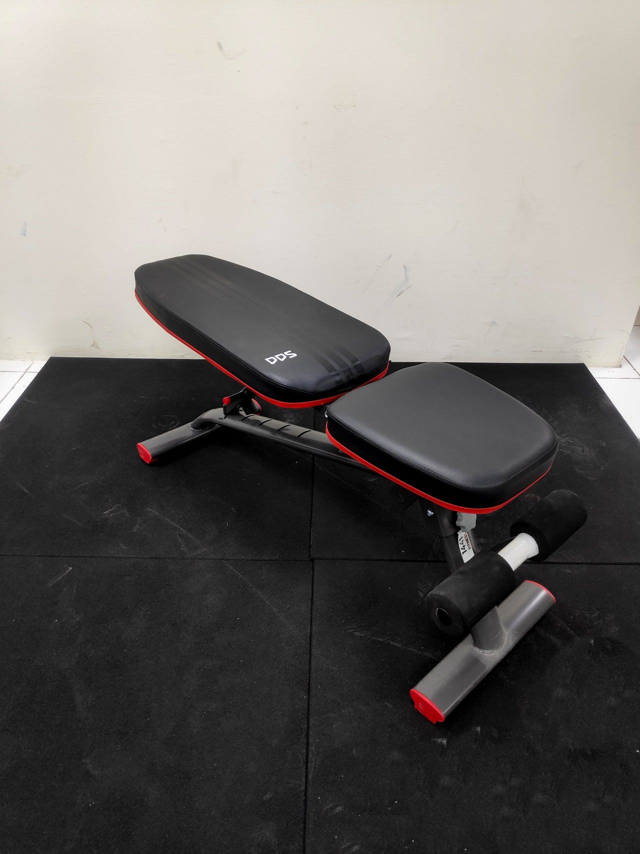 Home Weight Bench adjustable for flat, incline and decline positions
